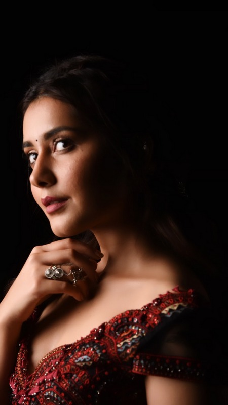 Raashi Khanna Latest Photoshoot