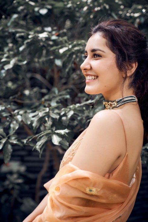 Raashi-Khanna-Latest-Stills-05