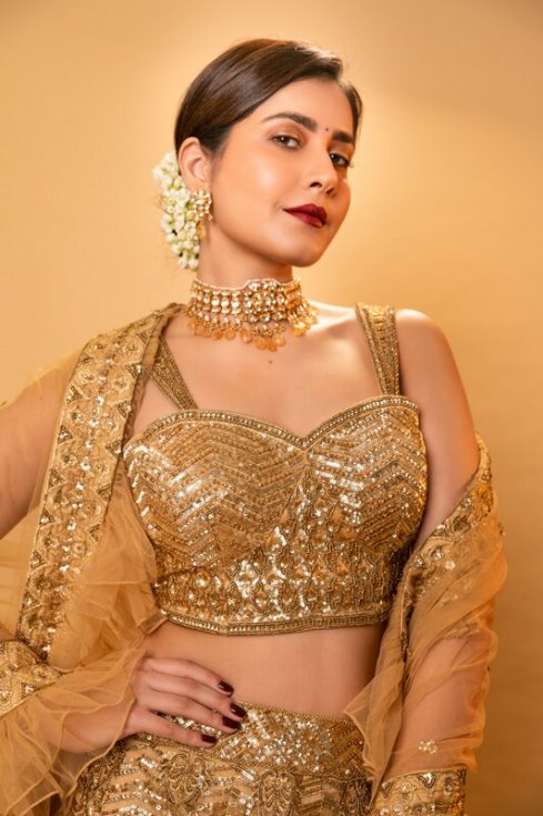 Raashi-Khanna-New-Pictures-03
