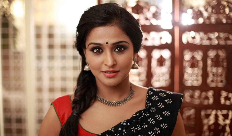 Actress-Ramya-Nambeesan-Photos-02