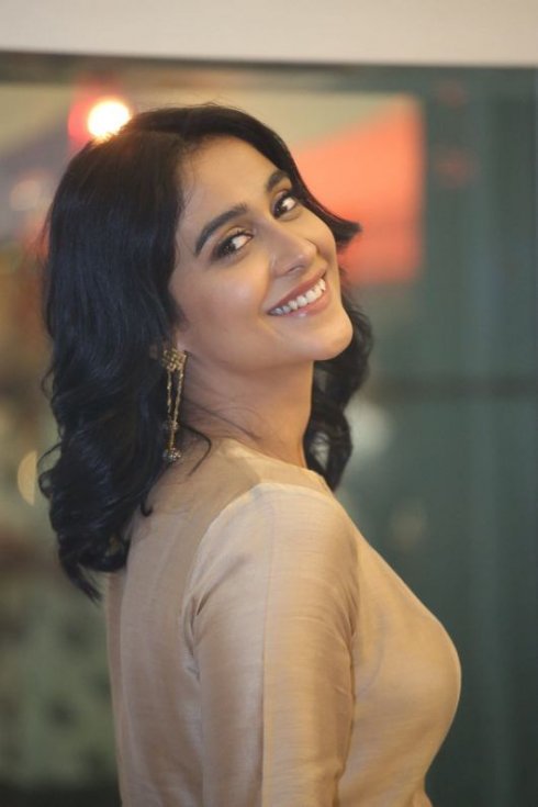 Regina-Cassandra-Photos-07