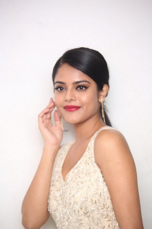 Riddhi-Kumar-New-Photos-07