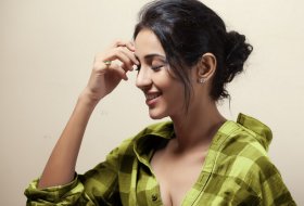 Riya-Suman-New-Stills-08