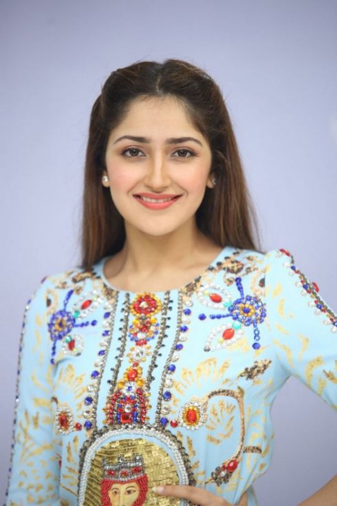 Sayesha-Saigal-New-Photos-03