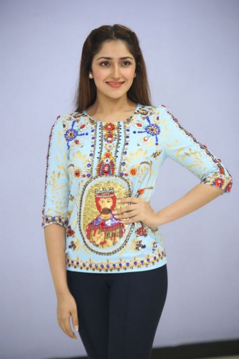 Sayesha-Saigal-New-Photos-04