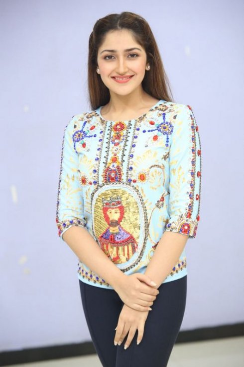 Sayesha-Saigal-New-Photos-07