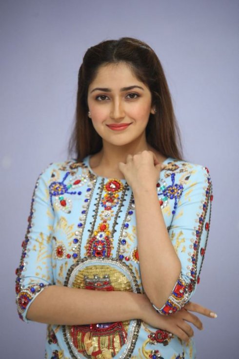 Sayesha-Saigal-New-Photos-08