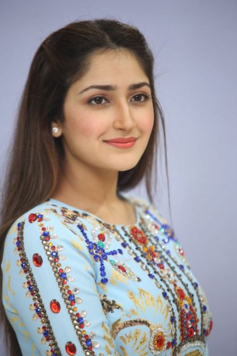 Sayesha-Saigal-New-Photos-09