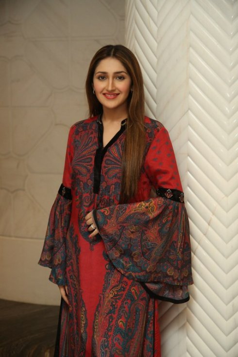 Sayyeshaa-New-Photos-03