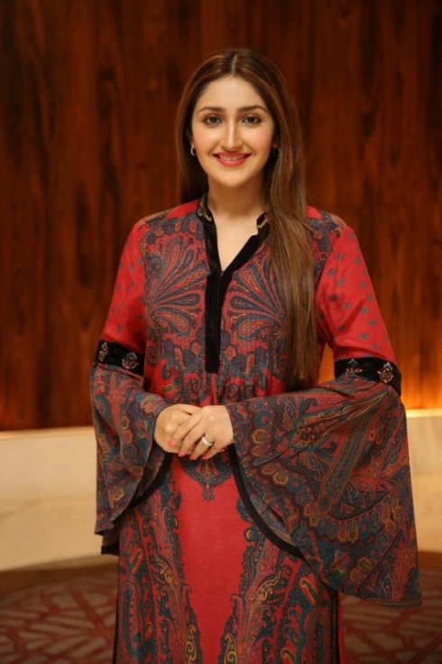 Sayyeshaa-New-Photos-04