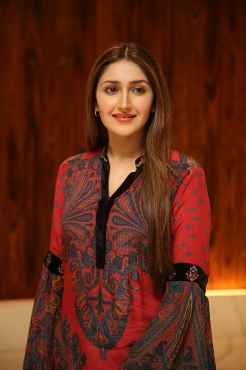 Sayyeshaa-New-Photos-06