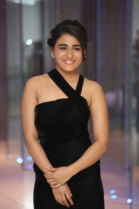 Shalini-Pandey-New-Stills-04