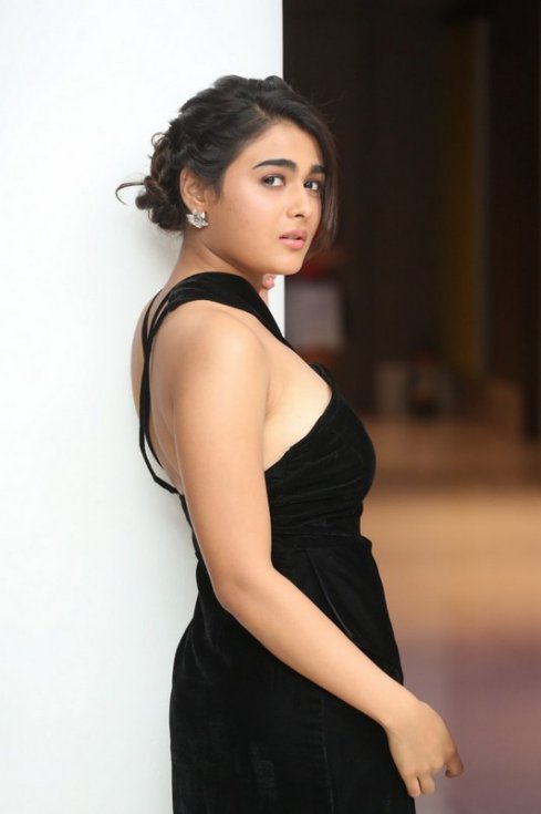 Shalini-Pandey-New-Stills-07