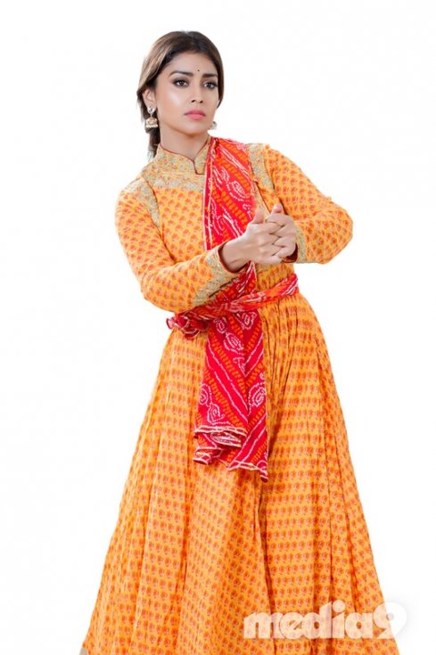 Shriya-Saran-Dance-Pics-04