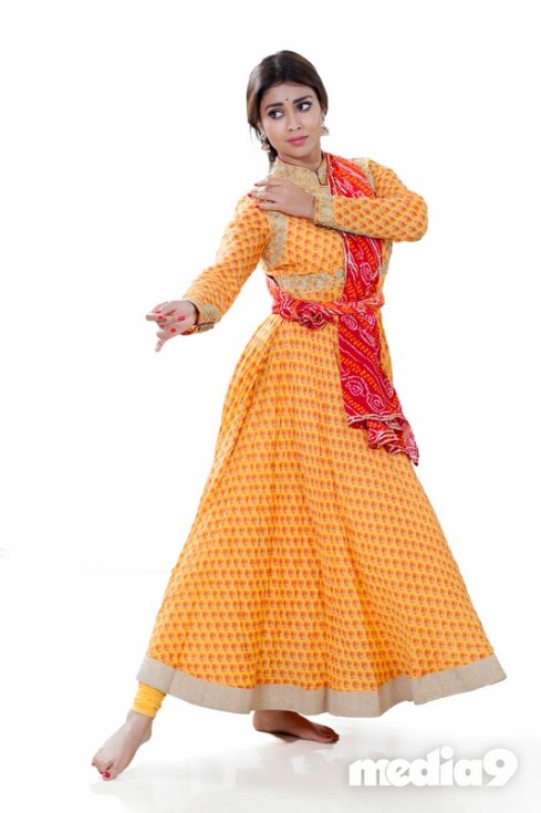 Shriya-Saran-Dance-Pics-11