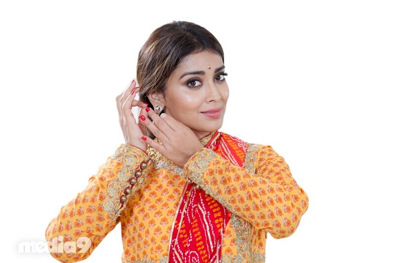 Shriya-Saran-Dance-Pics-17