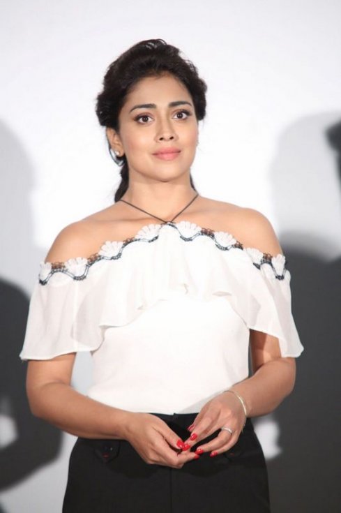 Shriya-Saran-Stills-02