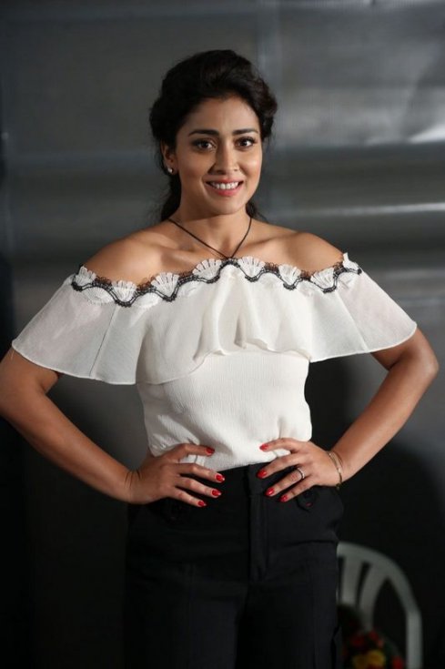 Shriya-Saran-Stills-08