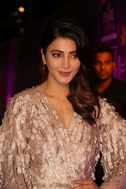 Shruti-Haasan-at-Zee-Apsara-Awards-Photos-05