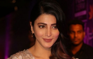 Shruti-Haasan-at-Zee-Apsara-Awards-Photos-05