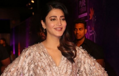 Shruti-Haasan-at-Zee-Apsara-Awards-Photos-06