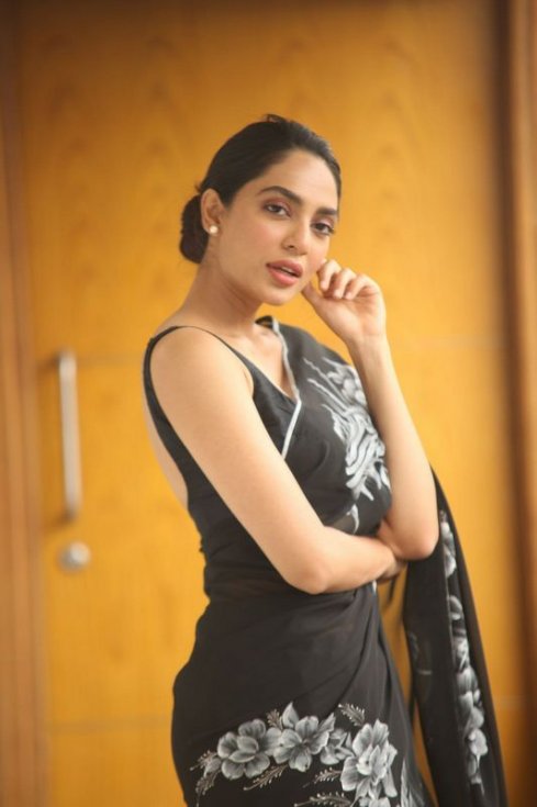 Sobhita-Dhulipala-Photos-08