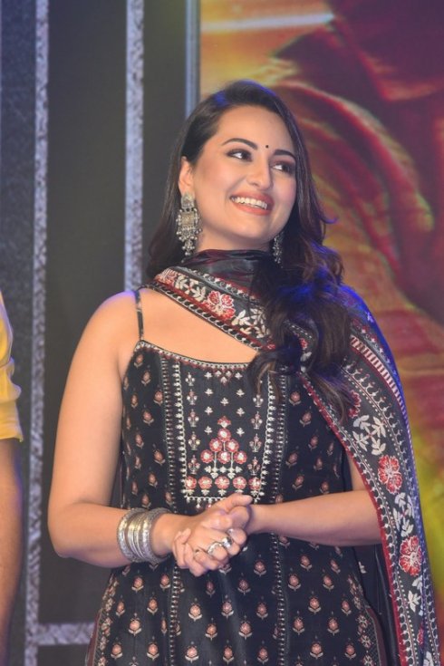 Sonakshi-Sinha-New-Photos-02