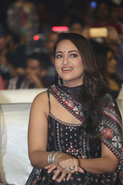 Sonakshi-Sinha-New-Photos-03