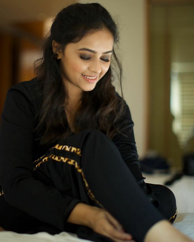 Sri-Divya-New-Photos-03