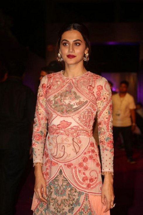 Taapsee-Pannu-at-Zee-Apsara-Awards-Photos-04