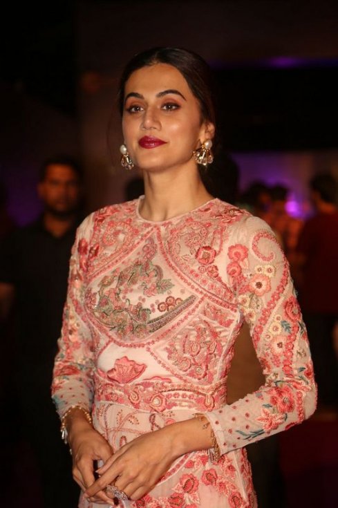 Taapsee-Pannu-at-Zee-Apsara-Awards-Photos-06