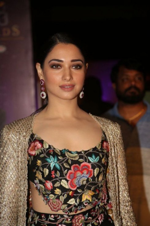 Tamannaah-at-Zee-Apsara-Awards-05