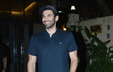 Aditya-Roy-Kapoor-Spotted-at-Bandra-03