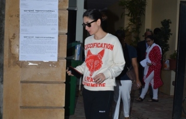 Kareena-Kapoor-Khan-Spotted-in-Bandra-02