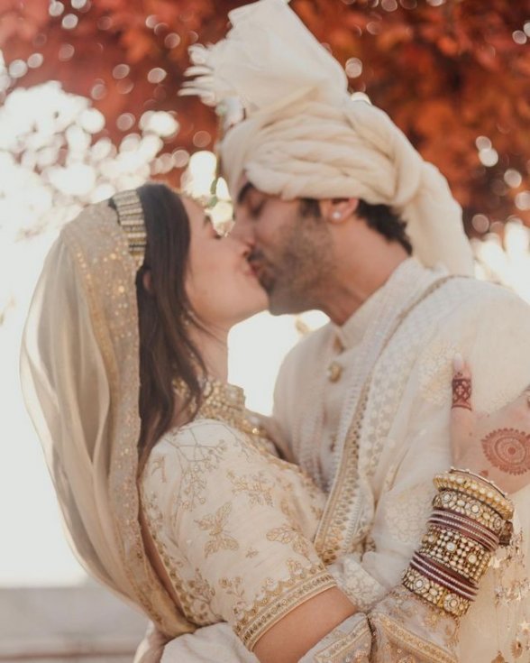 Ranbir-Kapoor-Alia-Bhatt-Wedding-Pics-02