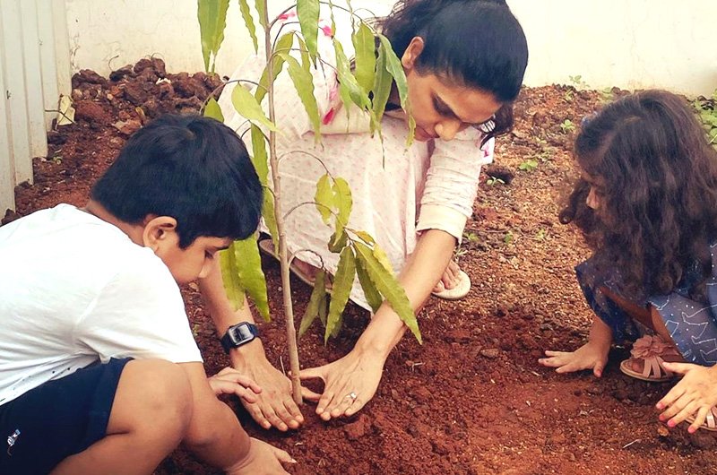 Allu-Arjun-Wife-Sneha-Reddy-Planting-Tree-05