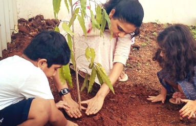 Allu-Arjun-Wife-Sneha-Reddy-Planting-Tree-05
