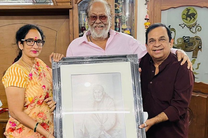 Brahmanandam-Special-Gift-To-Krishnam-Raju-04