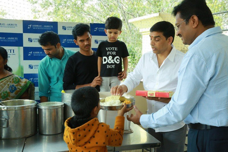Dil-Raju-Celebrates-His-Birthday-With-Kids-At-Ashray-Akruti-03