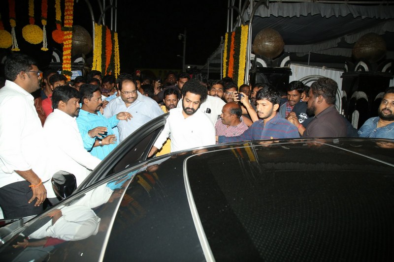 NTR-and-Kalyan-Ram-Visit-NTR-Ghat-08