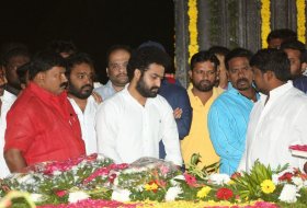 NTR-and-Kalyan-Ram-Visit-NTR-Ghat-07