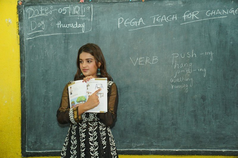 Nidhhi-Agerwal-Teaches-English-To-Pega-Teach-For-Change-06