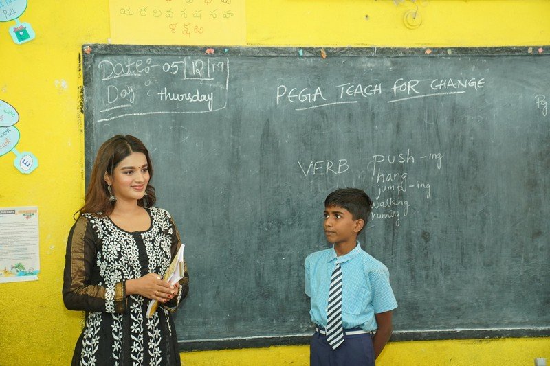 Nidhhi-Agerwal-Teaches-English-To-Pega-Teach-For-Change-09