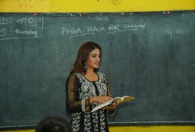 Nidhhi-Agerwal-Teaches-English-To-Pega-Teach-For-Change-04