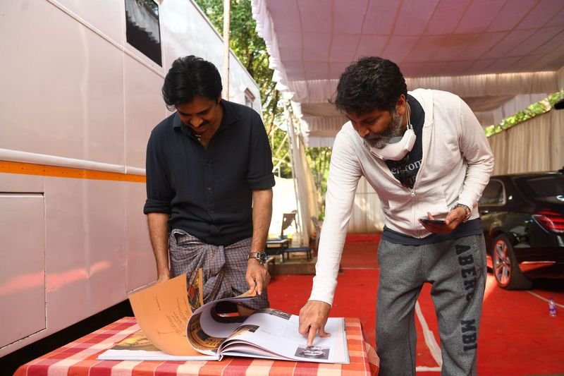 Pawan-Kalyan-Launches-Sri-Sri-Maha-Prasthanam-Book-03