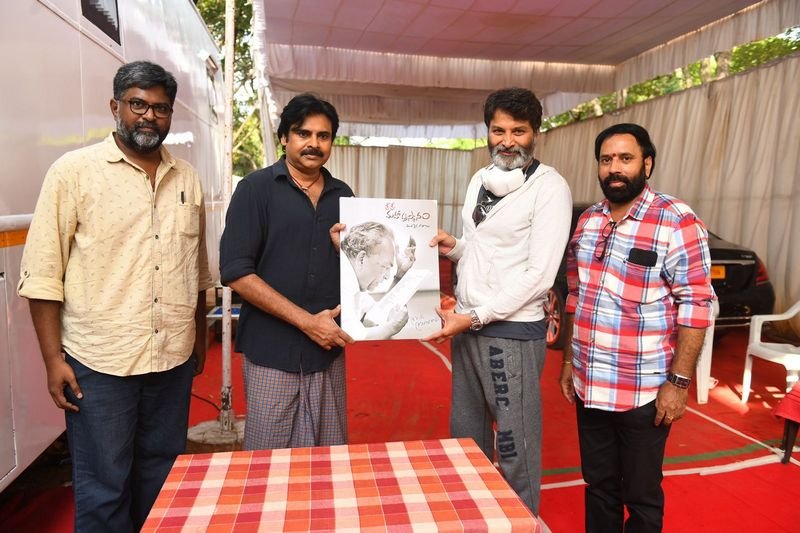 Pawan-Kalyan-Launches-Sri-Sri-Maha-Prasthanam-Book-04