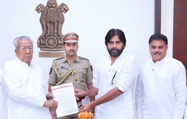 Pawan-Kalyan-Meets-AP-Governor-06