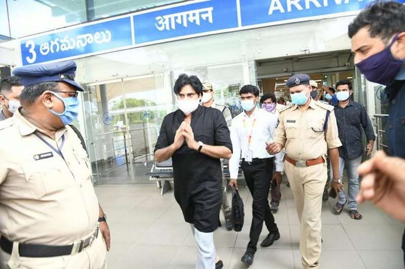 Pawan-Kalyan-at-Gannavaram-Airport-05