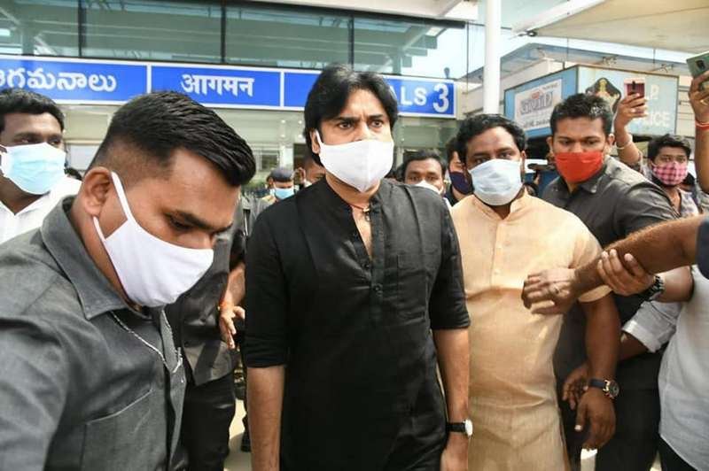 Pawan-Kalyan-at-Gannavaram-Airport-07