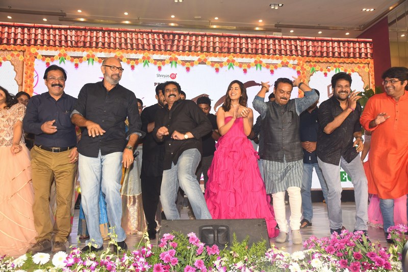 Prati-Roju-Panduga-Movie-Pre-Release-Event-03